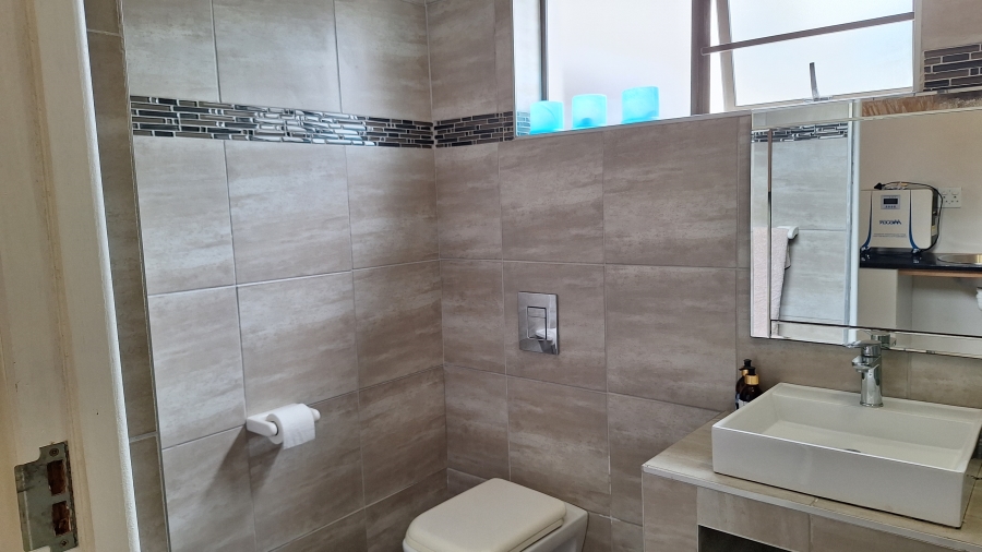 6 Bedroom Property for Sale in Gonubie Eastern Cape
